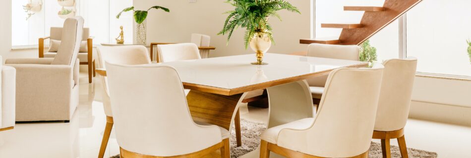 Intérieurs esthétiques en bois sur fond blanc