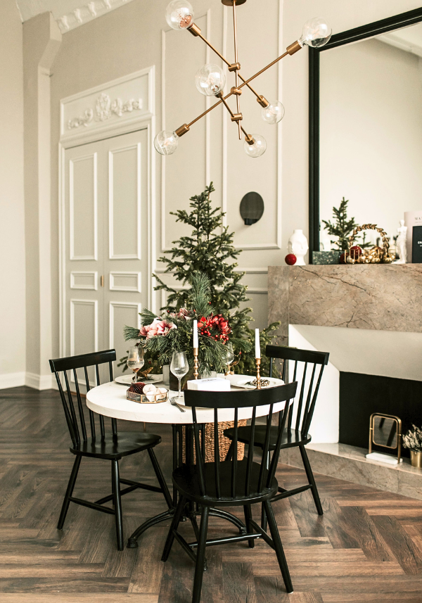 Lichtakzente im Wohnzimmer zur Weihnachtszeit