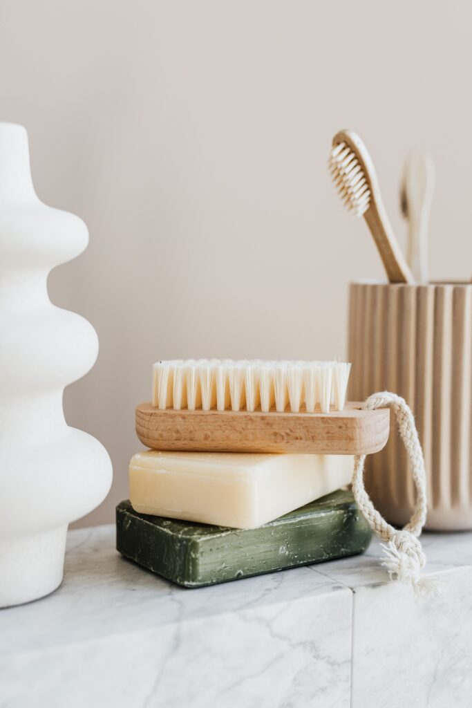 Brosse à dents et accessoires de bain en bois