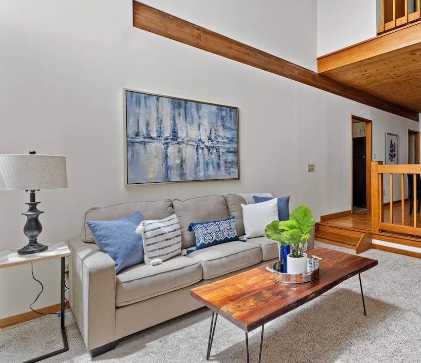 xxl peinture qui ajoute d'autres éléments à la pièce