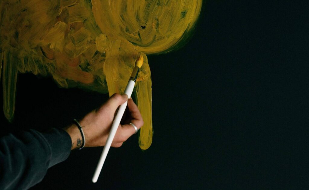 Comment nettoyer les tableaux à l'huile - un guide étape par étape sur fond noir