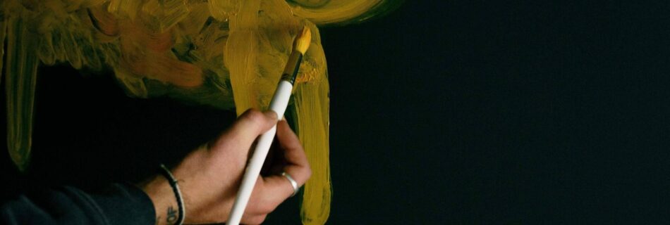 Comment nettoyer les tableaux à l'huile - un guide étape par étape sur fond noir
