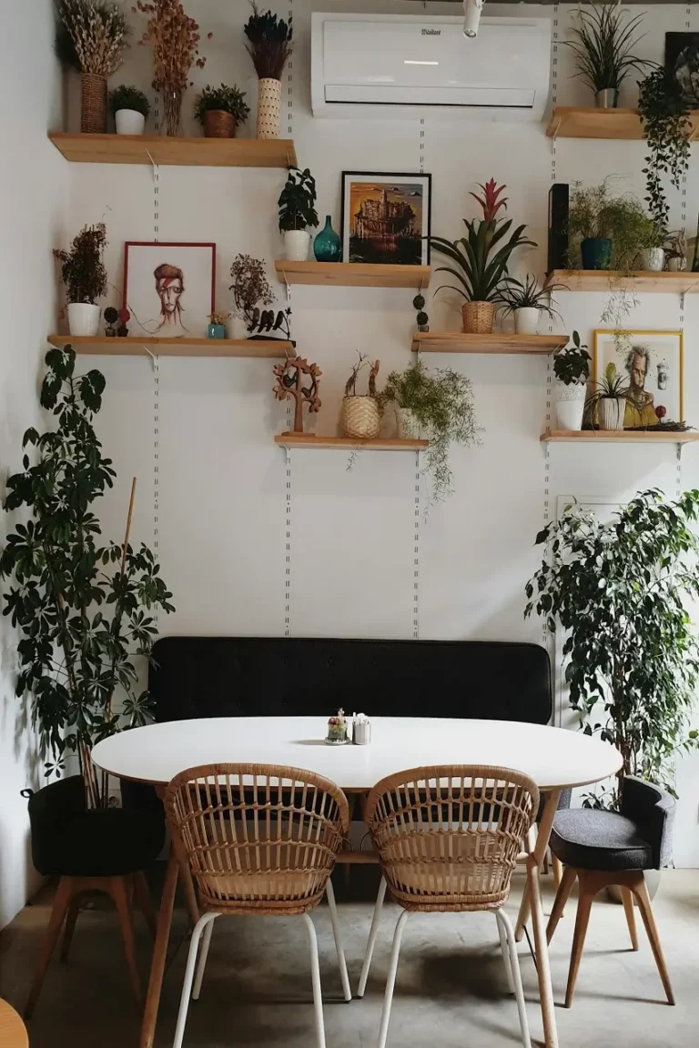 une autre étagère flottante avec des photos encadrées au mur comme idée créative pour accrocher des photos dans la salle à manger