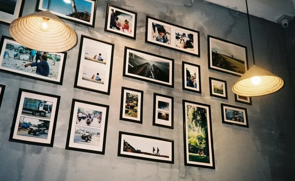 Idées créatives pour accrocher des tableaux au mur