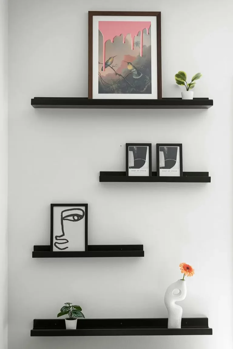 Etagère flottante avec photos encadrées au mur comme idées créatives pour accrocher des photos