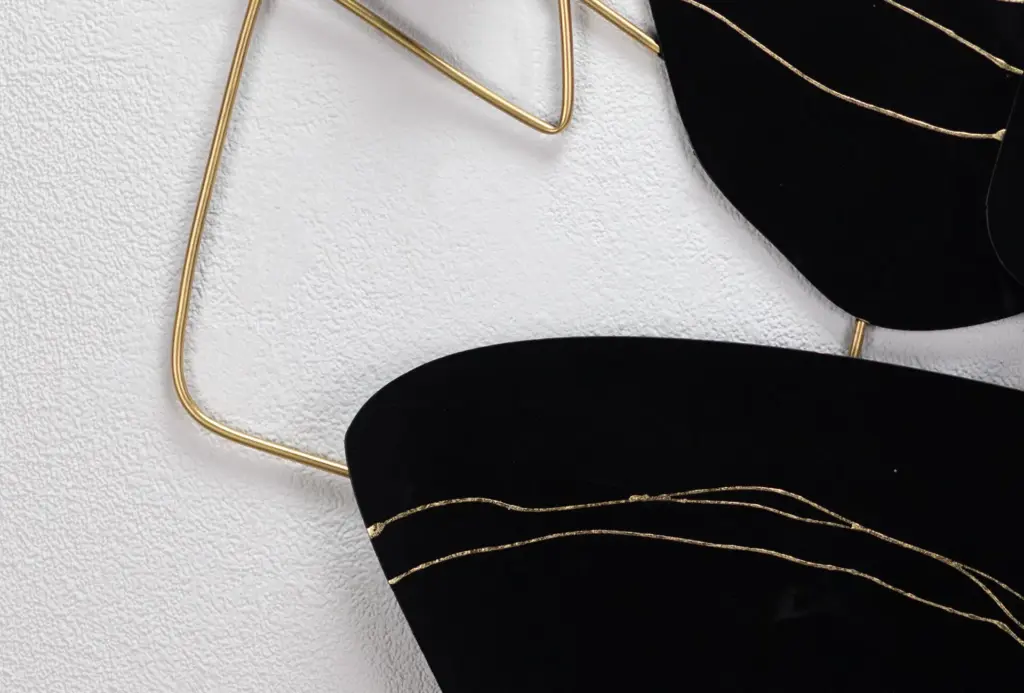 kl05403-abstrakte-skulpturen-schwarz-gold-wanddeko-metall-wandskulptur-wandbilder-aus-metall-08