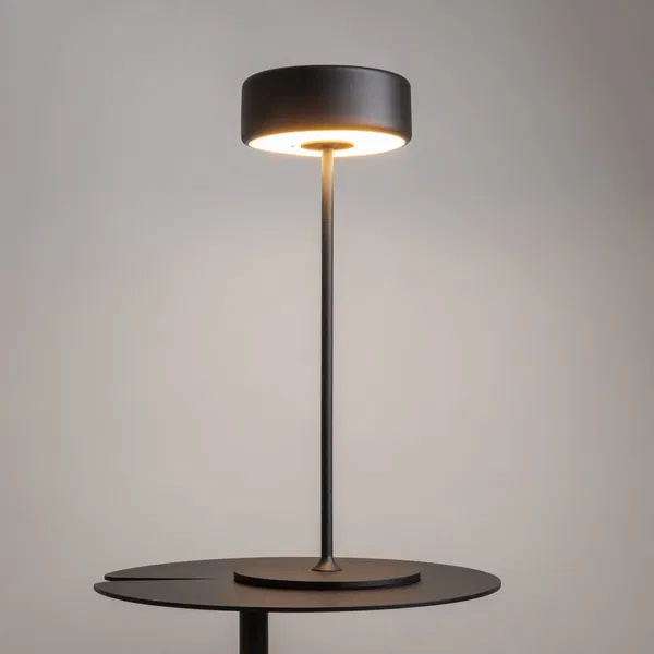Minimalist black table lamp with round base – elegant modern design