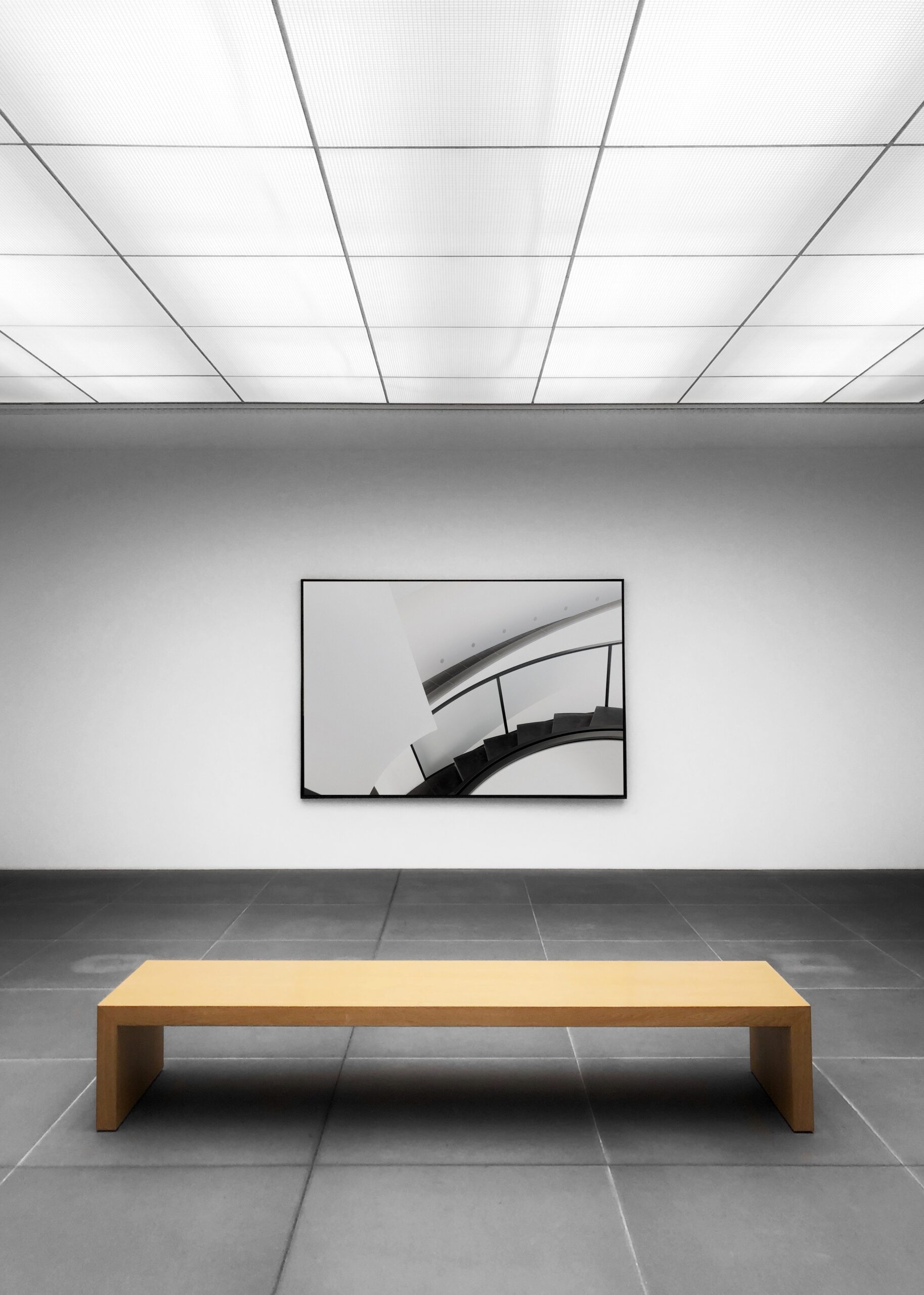 Une chaise esthétique en bois et une peinture murale
