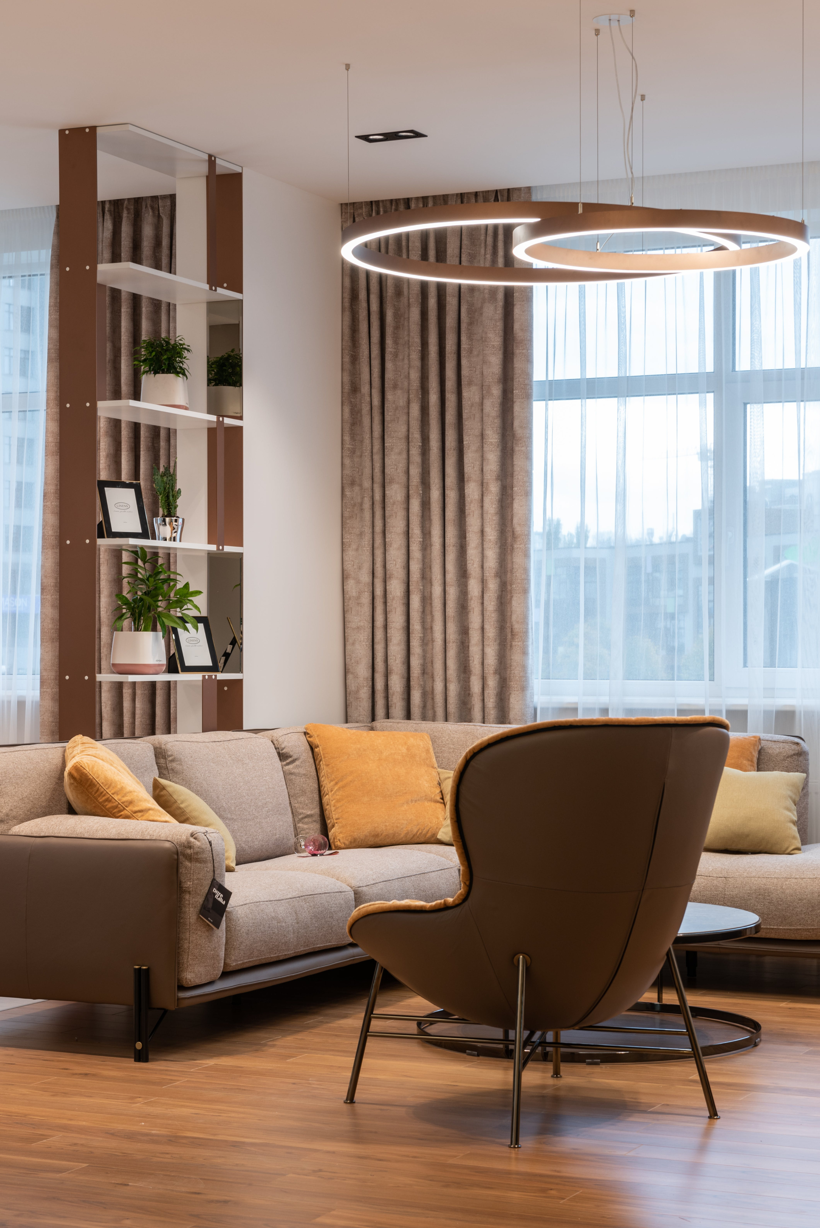 Une grande fenêtre dans le salon qui reflète la lumière directe du soleil
