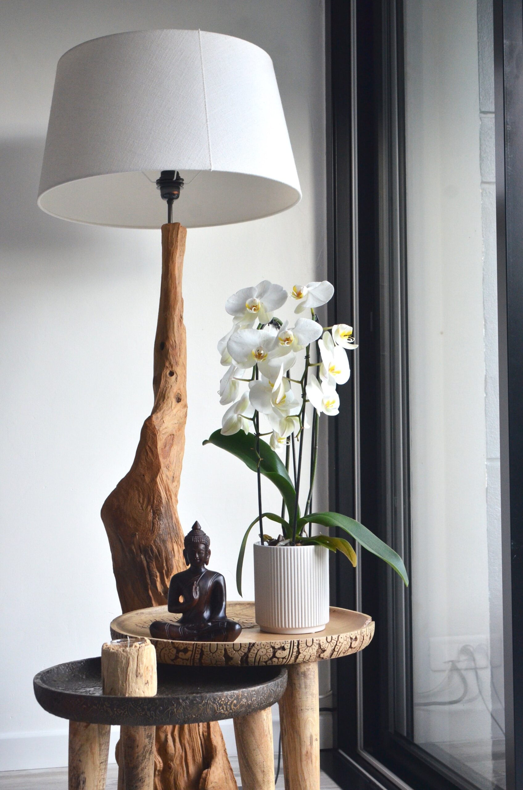 Un lampadaire en bois avec une image d'un personnage en bois