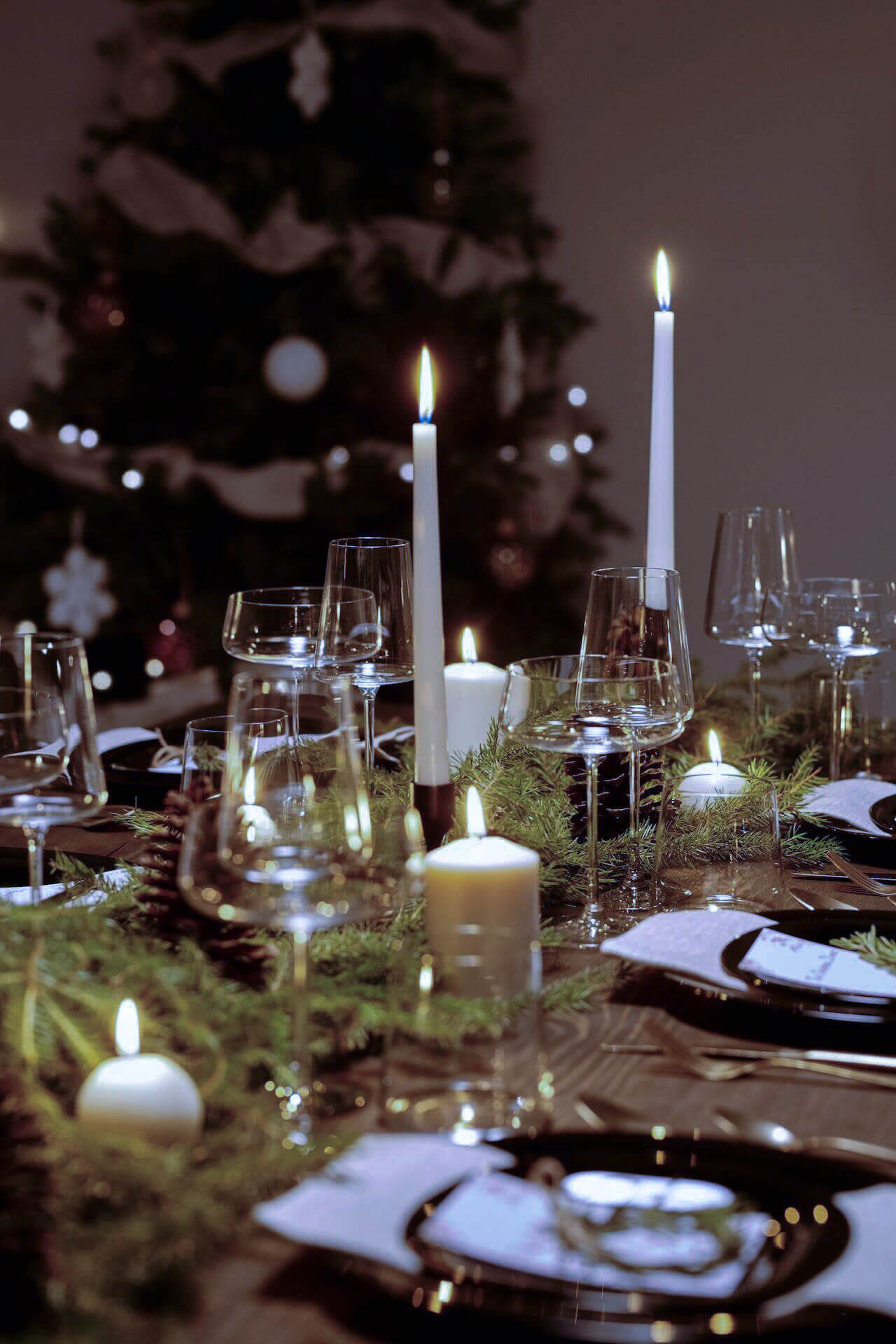 diy-winter-solstice-table-decoration-with-long-candles-21